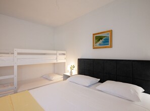3 habitaciones, tabla de planchar con plancha y acceso a internet 