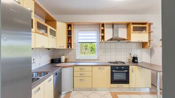 KylskÄp, mikrovÄgsugn, ugn och spishÀll