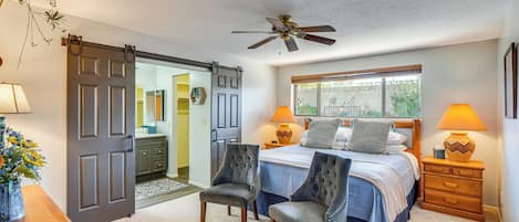 4 habitaciones, escritorio y tabla de planchar con plancha