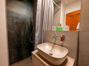 Douche, sèche-cheveux, serviettes fournies