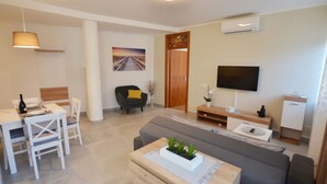 TV - Seaside Escape Rovinj Old Town Apartment - Three Bedroom Apartment with Sea View (Rovinj)