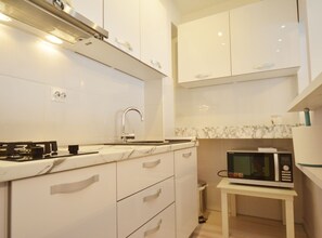 Kjøleskap, mikrobølgeovn, ovn og kokeplater