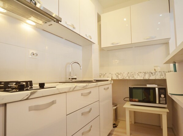 Fridge, microwave, oven, stovetop