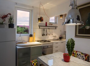 Refrigerador, horno, placa de cocina, cafetera/tetera
