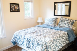 6 bedrooms, free WiFi, bed sheets - Spacious 6-bedroom house with WiFi & AC in charming Jamestown lake ramp access (Jamestown)
