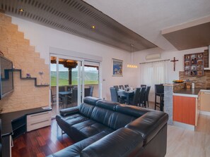 TV - Villa Homeland - Five-Bedroom Home (Imotski)