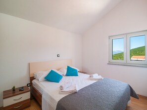 5 bedrooms, iron/ironing board, WiFi, bed sheets