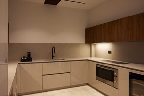 Fridge, oven, coffee/tea maker, electric kettle