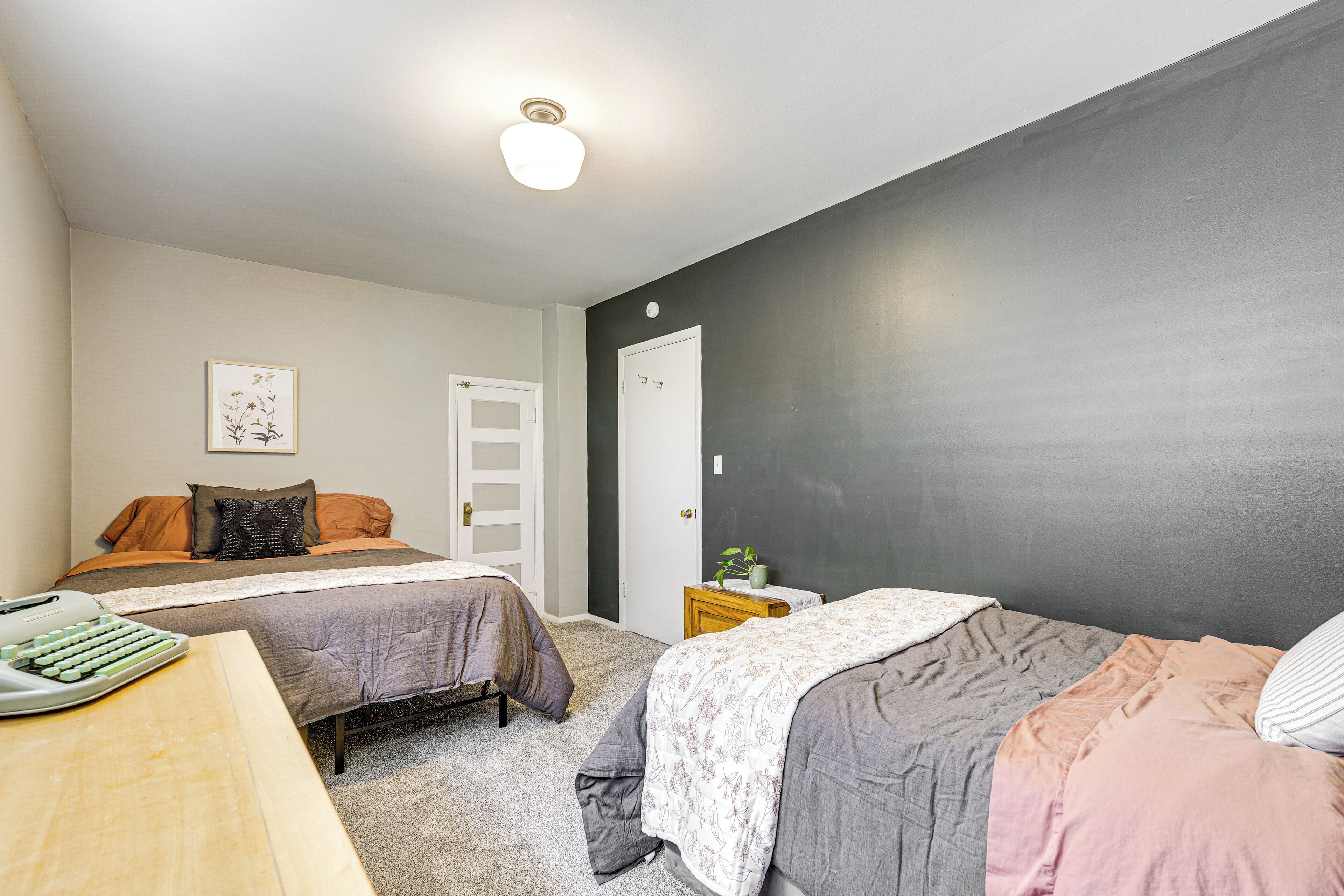 2 bedrooms, desk, WiFi, bed sheets