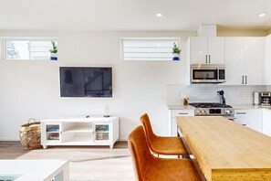 Geladeira, micro-ondas, fogão, cooktop