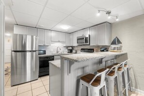 Frigorífic, microones, forn i placa de cuina 