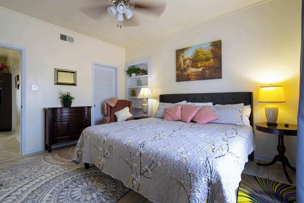 Apartment, 1 King Bed, Kitchen (Mariposa Buckeye) | 1 bedroom, individually decorated, individually furnished
