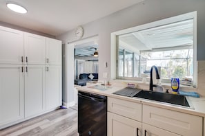 Réfrigérateur, micro-ondes, plaque de cuisson, lave-vaisselle