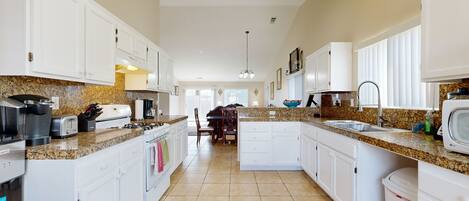 冰箱、微波炉、烤箱、炉灶