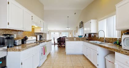 Family home with private pool and pool spa, WiFi, and mountain views