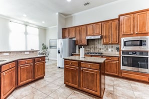 Fridge, microwave, oven, stovetop - Pool Volleyball Oasis |Sleeps 18 (Houston)