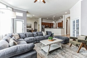 Smart TV - Pool Volleyball Oasis |Sleeps 18 (Houston)