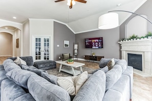 Smart TV - Pool Volleyball Oasis |Sleeps 18 (Houston)