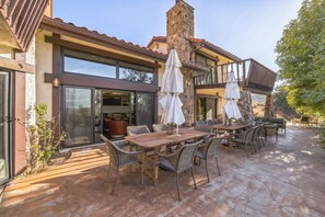 تناول الطعام بالخارج