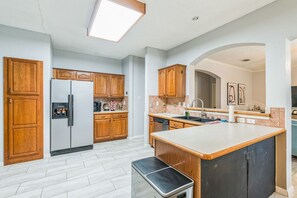 Mikroaaltouuni, uuni, liesi, astianpesukone