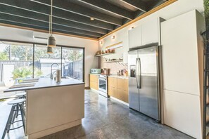 Jääkaappi, mikroaaltouuni, uuni, liesi