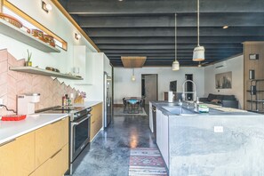 Cafetera y tetera, refrigerador, microondas y horno