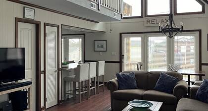 Charming 3-bedroom house with outdoor space & steps to the beach!