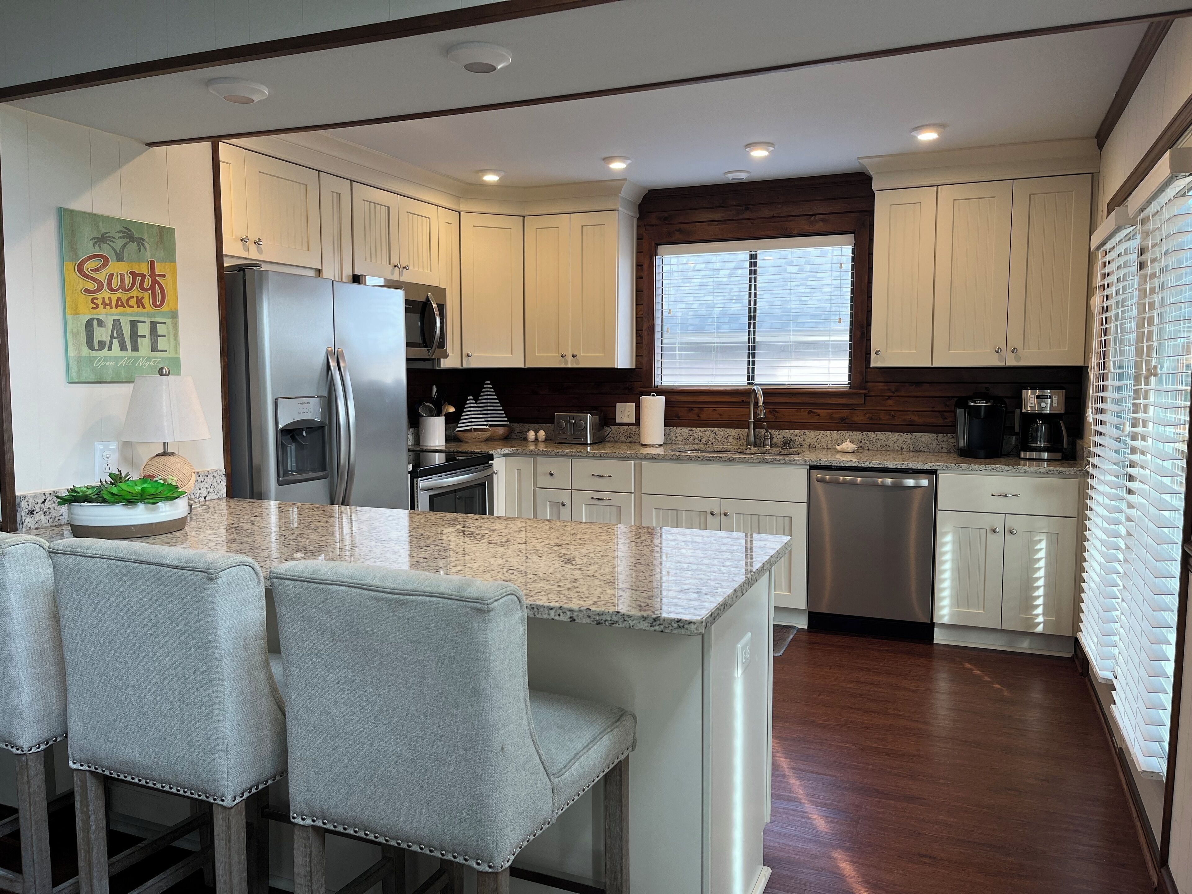 Een koelkast, een magnetron, een oven, een kookplaat