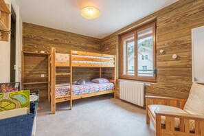 3 bedrooms, iron/ironing board, free WiFi