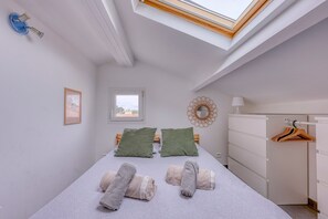 2 bedrooms, iron/ironing board, bed sheets