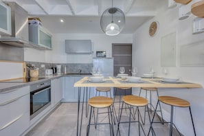 Kühlschrank, Mikrowelle, Ofen, Geschirrspüler