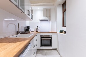 Fridge, microwave, oven, coffee/tea maker