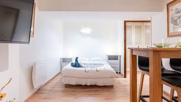 Een strijkplank/strijkijzer, gratis wifi, beddengoed