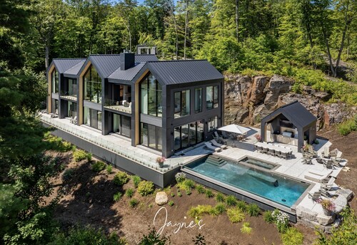 Elegant 7 bed 8 bath cottage on Lake Joseph