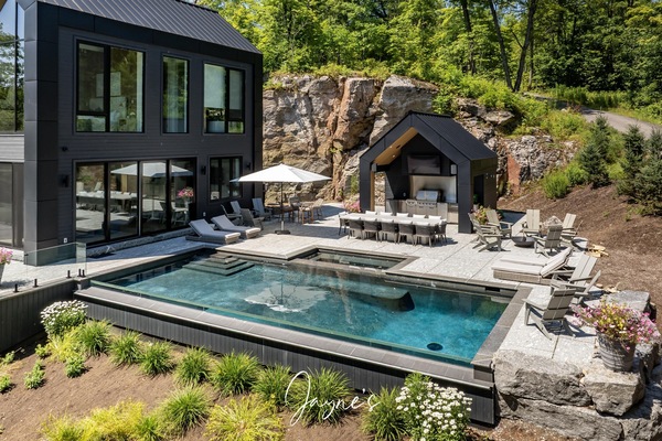 Pool & Outdoor Kitchen
