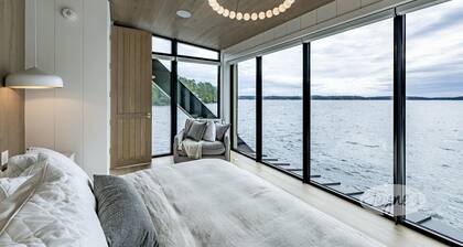 Elegant 7 bed 8 bath cottage on Lake Joseph