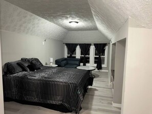 1 bedroom, WiFi, bed sheets - Studio Home in Shaker Square. (Cleveland)