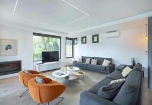 Una televisión, una mesa de tenis de mesa
