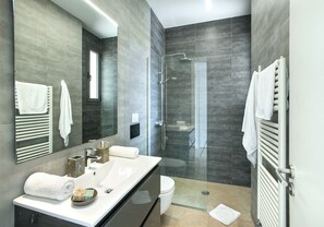 Douche, sĂšche-cheveux, serviettes fournies