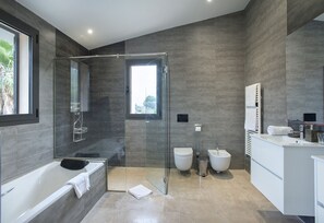 Douche, séchoir à cheveux, serviettes fournies, papier de toilette