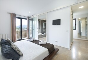 4 chambres, coffre-fort, fer et planche à repasser, lit de bébé portatif