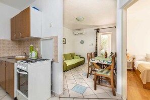 Fridge, oven, stovetop, coffee/tea maker