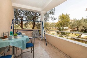 Outdoor dining - Studio apartment Alenka Blue (Šibenik)