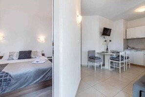 واي فاي مجانًا وملاءات أسرّة