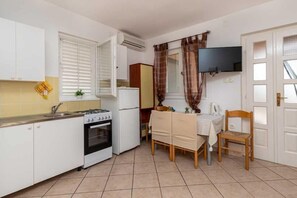 Frigorífico, horno, placa de cocina y cafetera o tetera