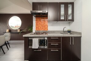 Superior Apartment | Private kitchen | Microwave, cookware/dishes/utensils - 10.73 Flats x Ahead (Bogotá)