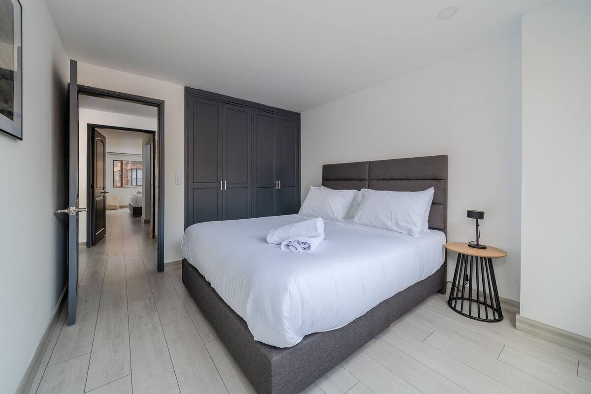 Premium-Apartment, 3 Schlafzimmer | 3 Schlafzimmer, Verdunkelungsvorhänge, kostenloses WLAN, Bettwäsche