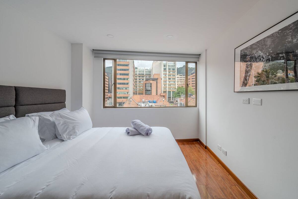 Cortinas blackout, wifi gratis y ropa de cama