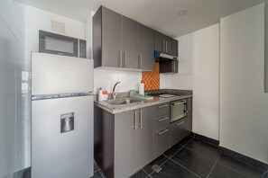 Apartamento Confort, 2 habitaciones | Cocina privada | Microondas y utensilios de cocina