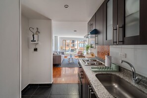 Departamento Premium, 3 habitaciones | Cocina privada | Microondas y utensilios de cocina 